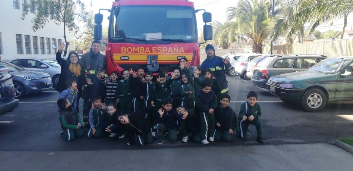 Visita de la 5ta Compañía del Cuerpo de Bomberos de Talca a Liceo Pablo Neruda de Talca