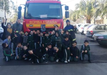 Visita de la 5ta Compañía del Cuerpo de Bomberos de Talca a Liceo Pablo Neruda de Talca