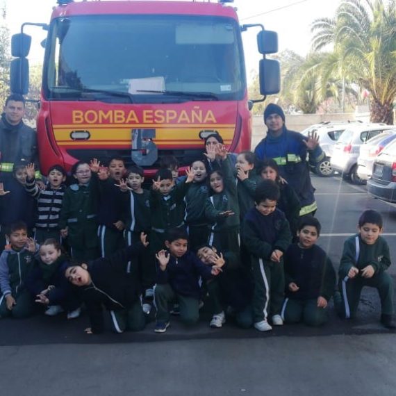 Visita de la 5ta Compañía del Cuerpo de Bomberos de Talca a Liceo Pablo Neruda de Talca